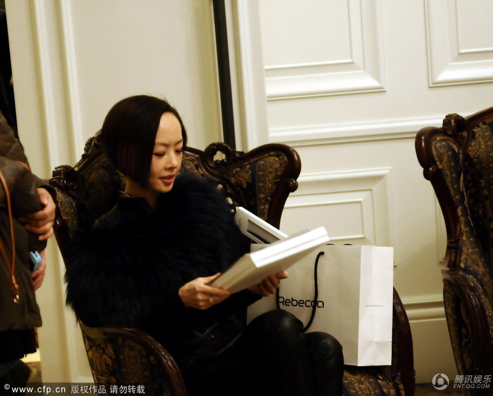 高清：陈鲁豫休息室忙工作敬业 身形骨瘦如柴图片