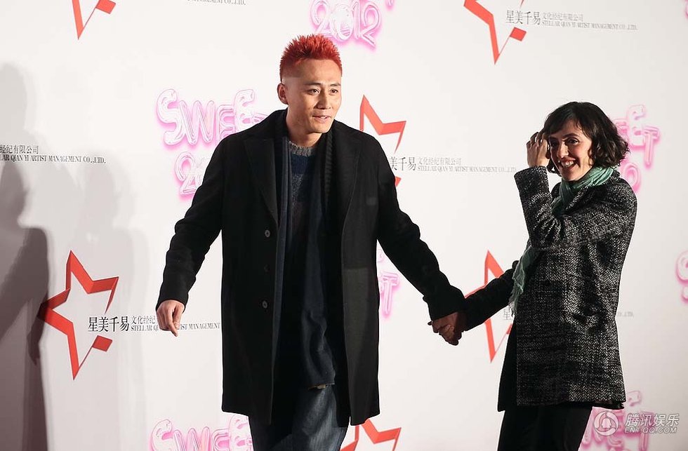 高清:刘烨染红发献歌 携娇妻走红毯大玩激吻图片