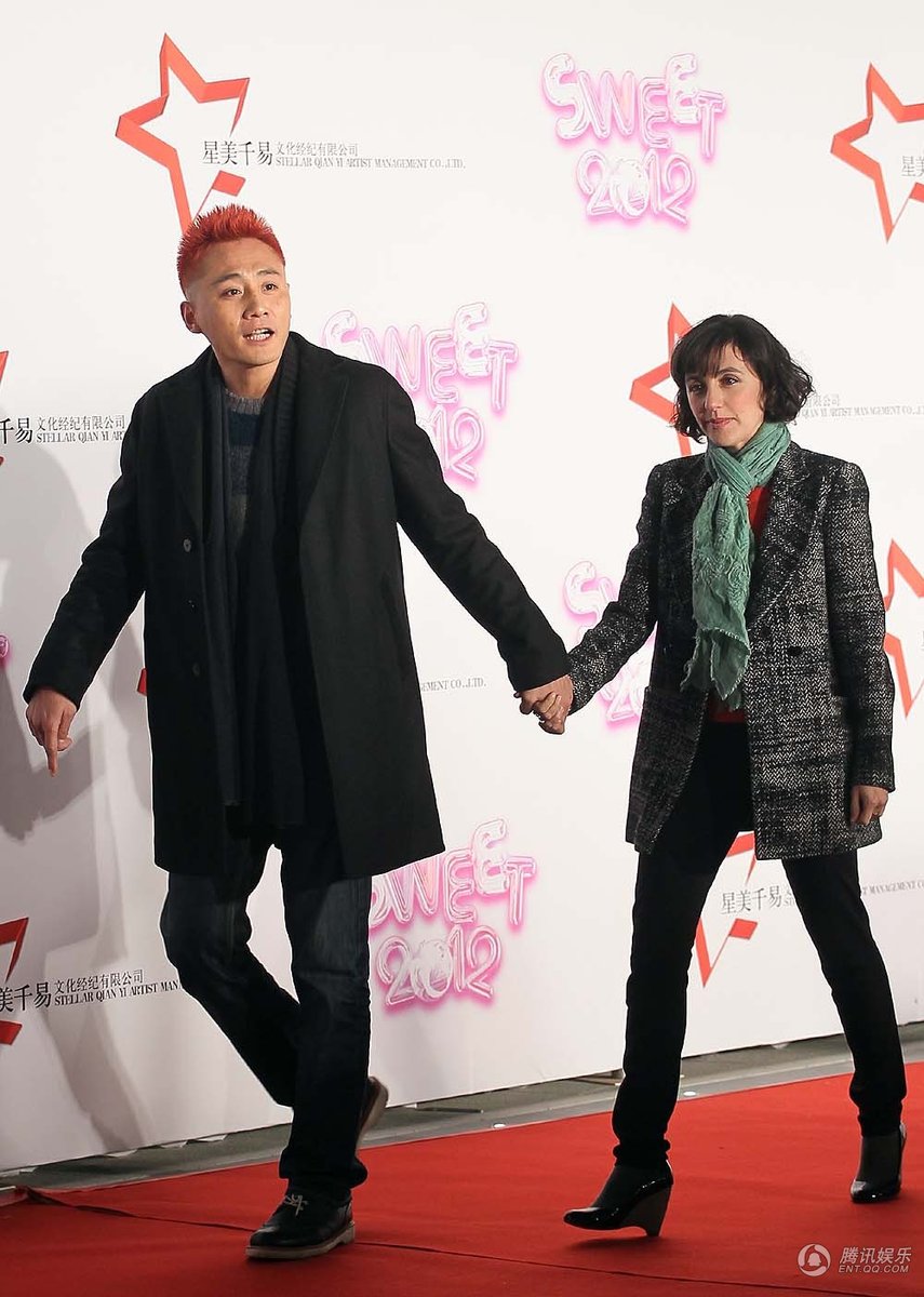 高清:刘烨染红发献歌 携娇妻走红毯大玩激吻图片