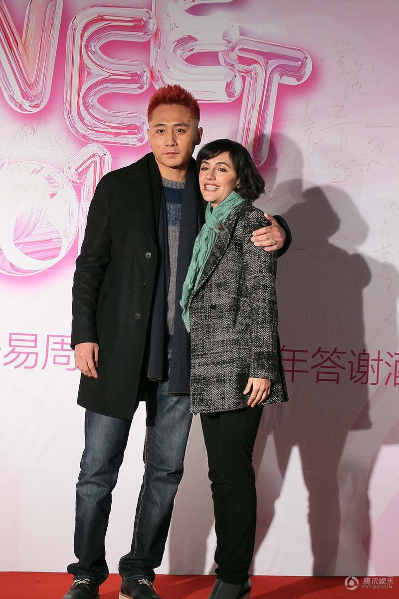 高清:刘烨染红发献歌 携娇妻走红毯大玩激吻图片