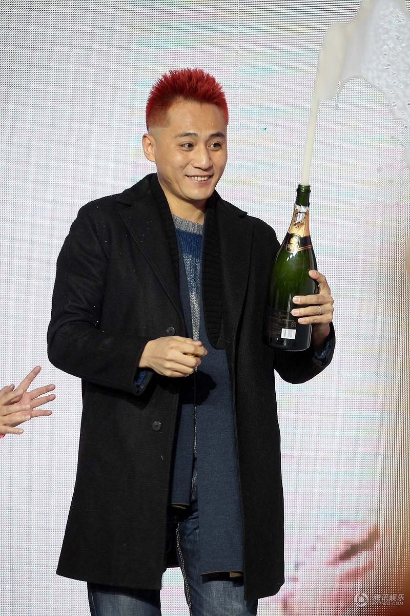 高清:刘烨染红发献歌 携娇妻走红毯大玩激吻图片