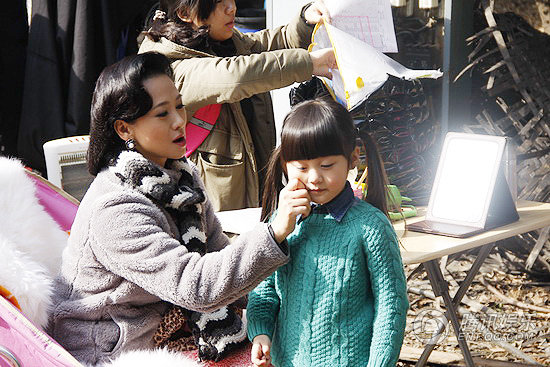《泪洒<em>女人花</em>》探班 <em>主演</em>片场洒泪称虐度极高