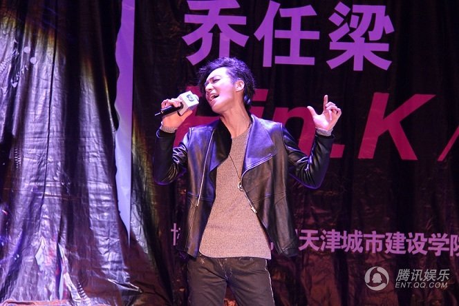 高清：乔任梁为新碟办抢鲜会 千名歌迷拼图造势图片