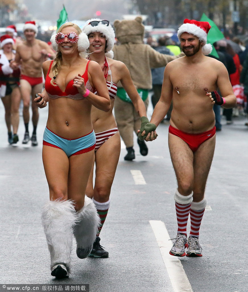 美国圣诞泳装长跑 男女飞奔性感“冻”人(图)图片