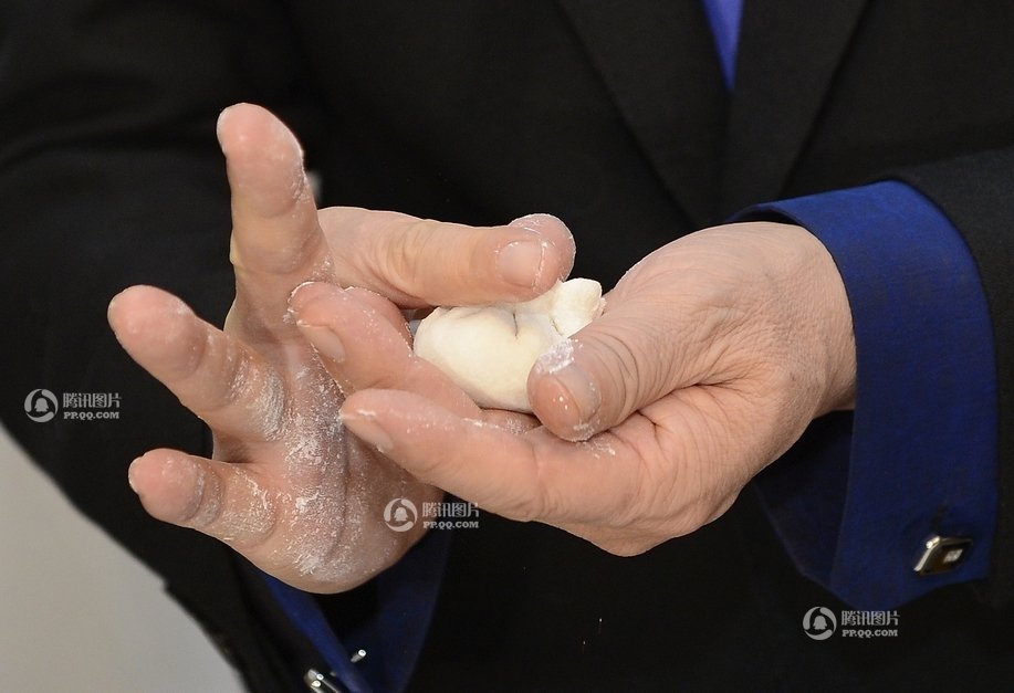 高清：莫言与瑞典华人包饺子 称有回家的感觉图片