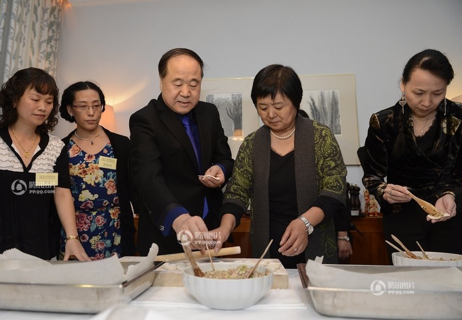高清：莫言与瑞典华人包饺子 称有回家的感觉图片