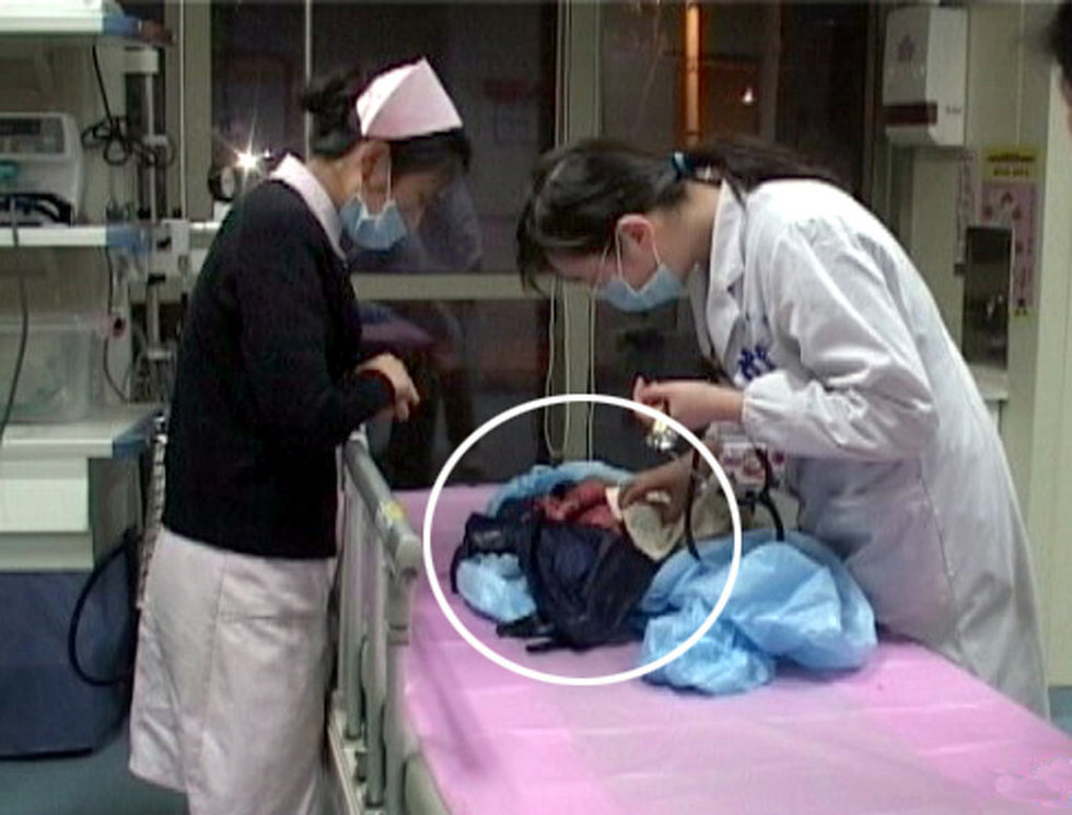 高清：南京一女子当街产婴 随后弃子离开图片