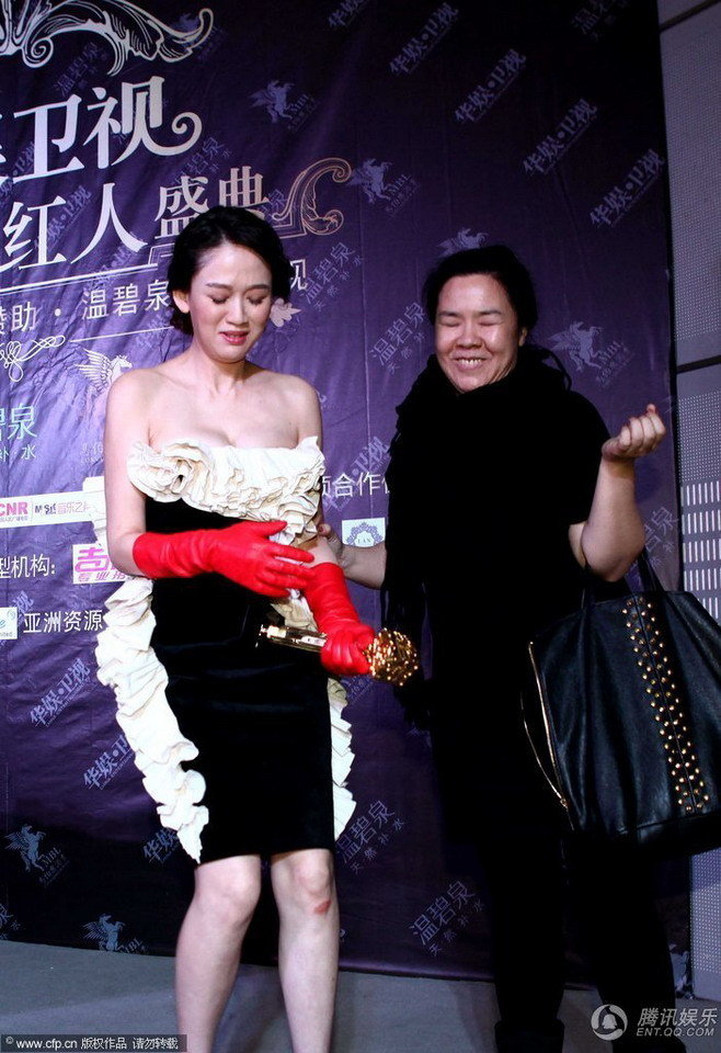 高清：陈乔恩红毯意外摔倒流血 委屈喊不是策划图片