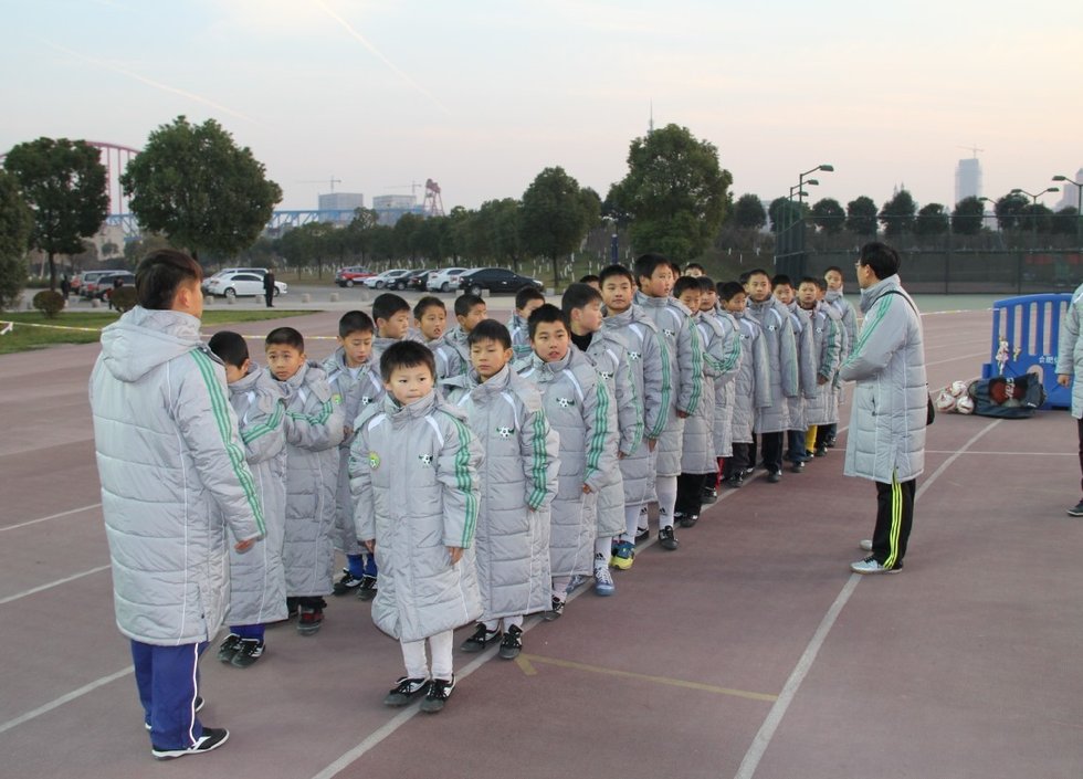 高清：U22国足走进校园足球 与同学交流互动图片
