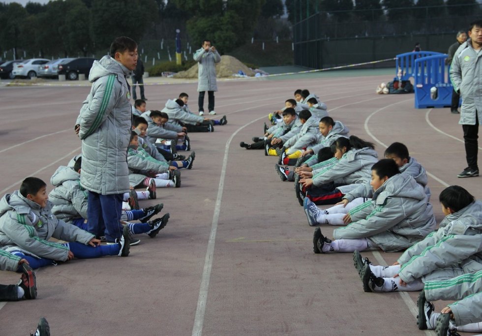 高清：U22国足走进校园足球 与同学交流互动图片