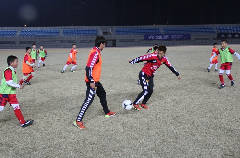 高清：U22国足走进校园足球 与同学交流互动图片