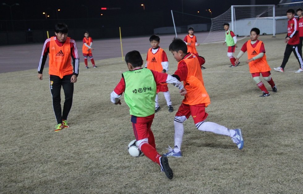 高清：U22国足走进校园足球 与同学交流互动图片