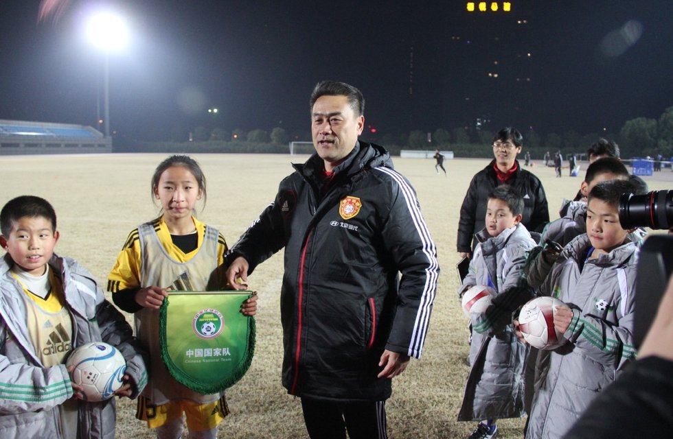 高清：U22国足走进校园足球 与同学交流互动图片