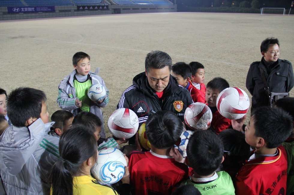高清：U22国足走进校园足球 与同学交流互动图片