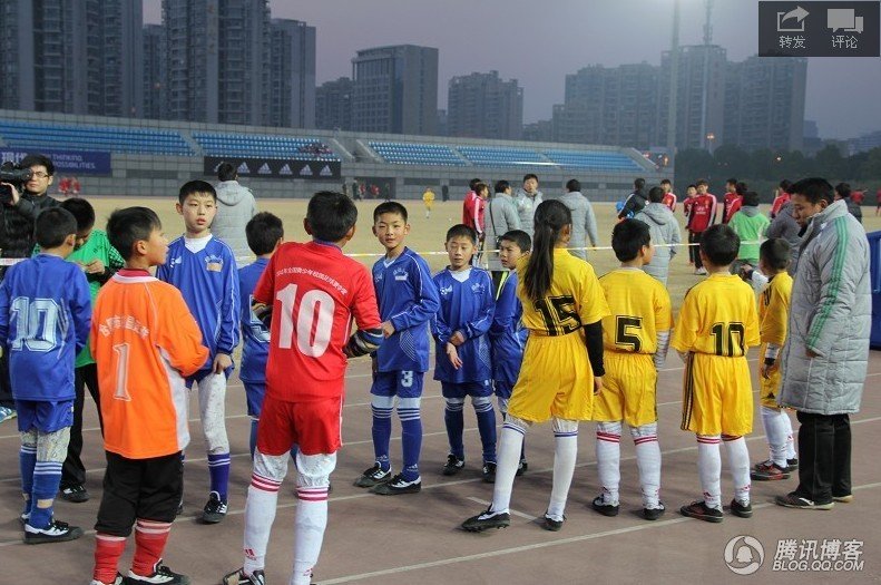 高清：U22国足走进校园足球 与同学交流互动图片