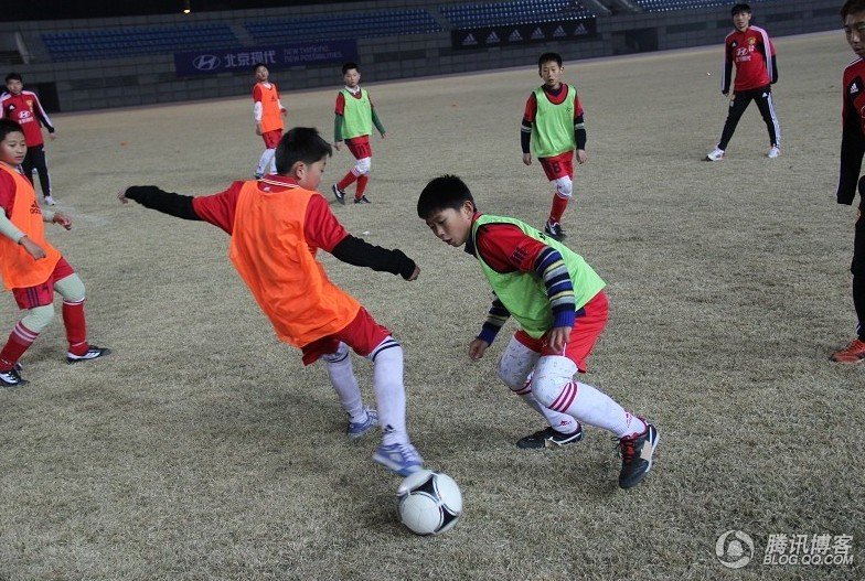 高清：U22国足走进校园足球 与同学交流互动图片