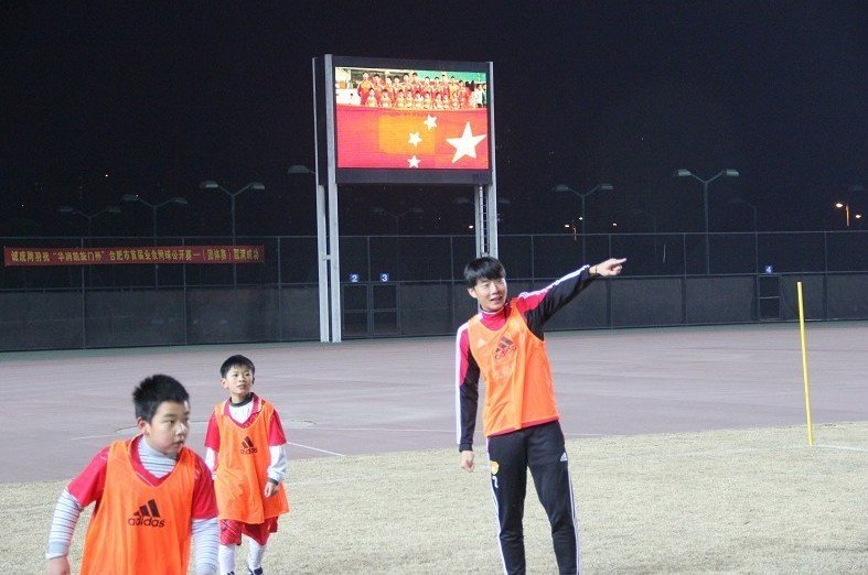 高清：U22国足走进校园足球 与同学交流互动图片