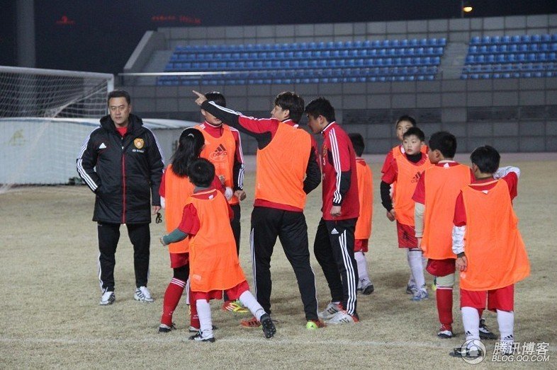 高清：U22国足走进校园足球 与同学交流互动图片