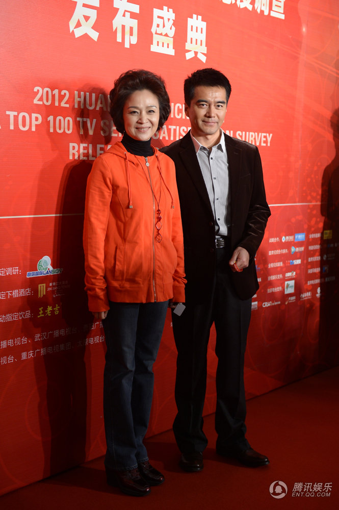 李小璐产后现身华鼎奖红毯显丰满 阿娇艳压群星图片