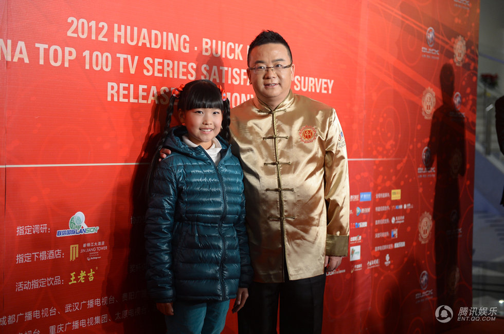 李小璐产后现身华鼎奖红毯显丰满 阿娇艳压群星图片
