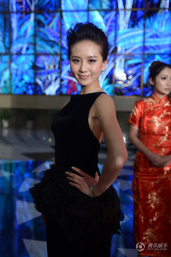 李小璐产后现身华鼎奖红毯显丰满 阿娇艳压群星图片