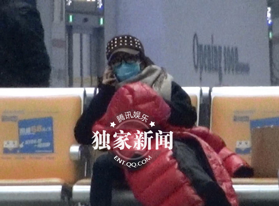 杨幂坐火车赴无锡探班刘恺威 情郎车站送拥抱图片