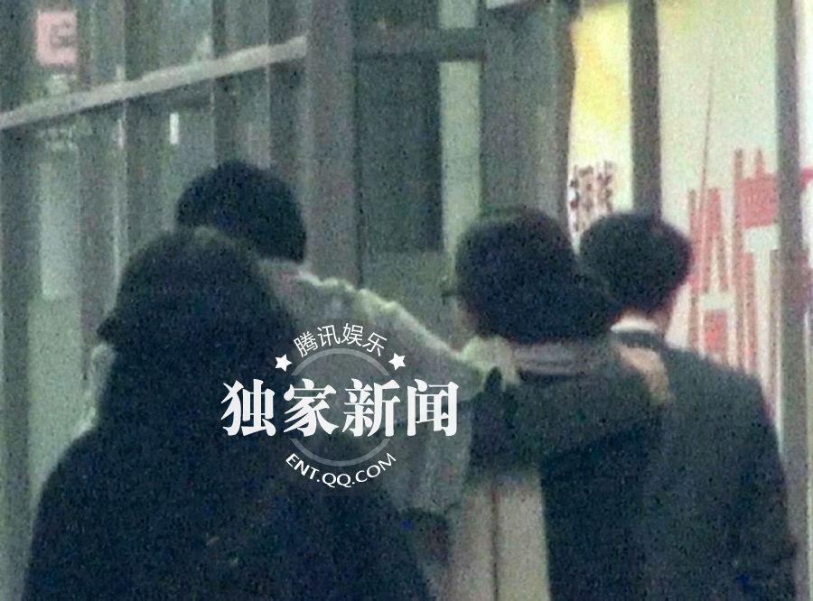 杨幂坐火车赴无锡探班刘恺威 情郎车站送拥抱图片