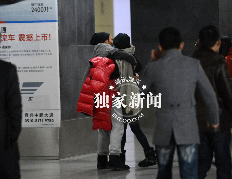 杨幂坐火车赴无锡探班刘恺威 情郎车站送拥抱图片