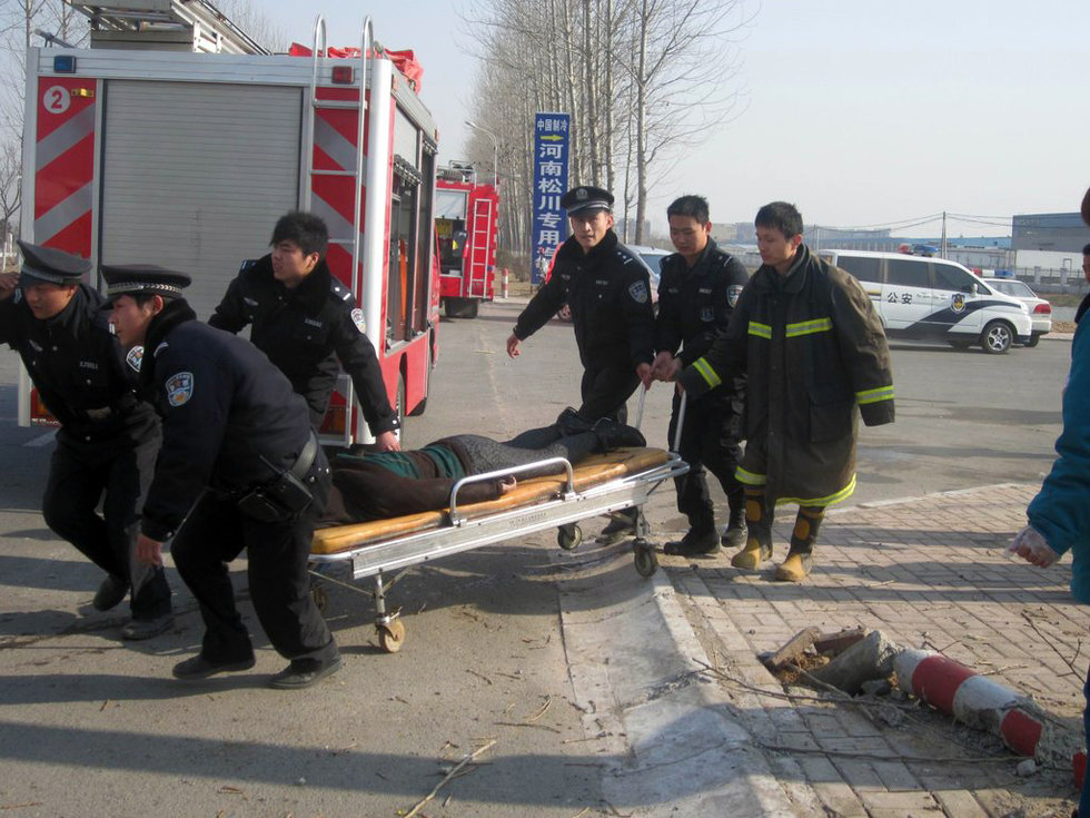 高清：河南商丘客车坠河 12人遇难图片