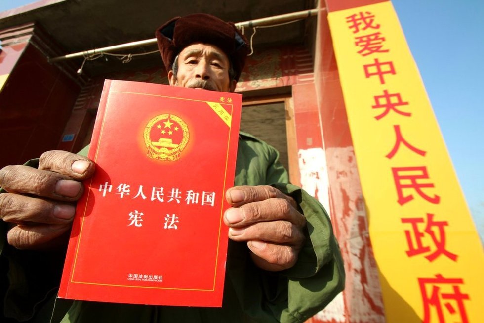 高清:山东军属家庭遭强拆 老人扛国旗抗议图片