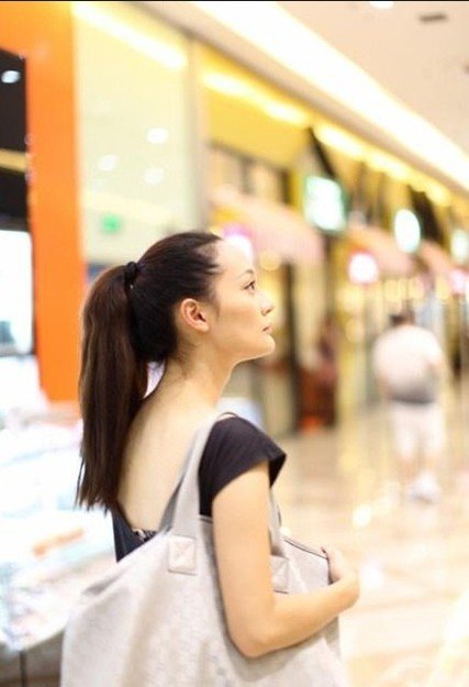 51岁宋佳22岁女儿私房照曝光 继承美貌清新可爱图片