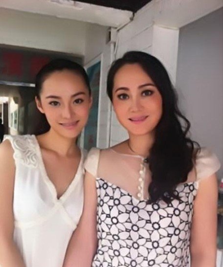 51岁宋佳22岁女儿私房照曝光 继承美貌清新可爱图片