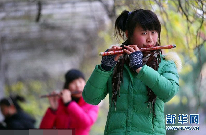 2012年12月10日，江苏省2013年普通高校招生音乐专业统考面试在南京师范大学举行。几名考生在考场外练习笛子吹奏。