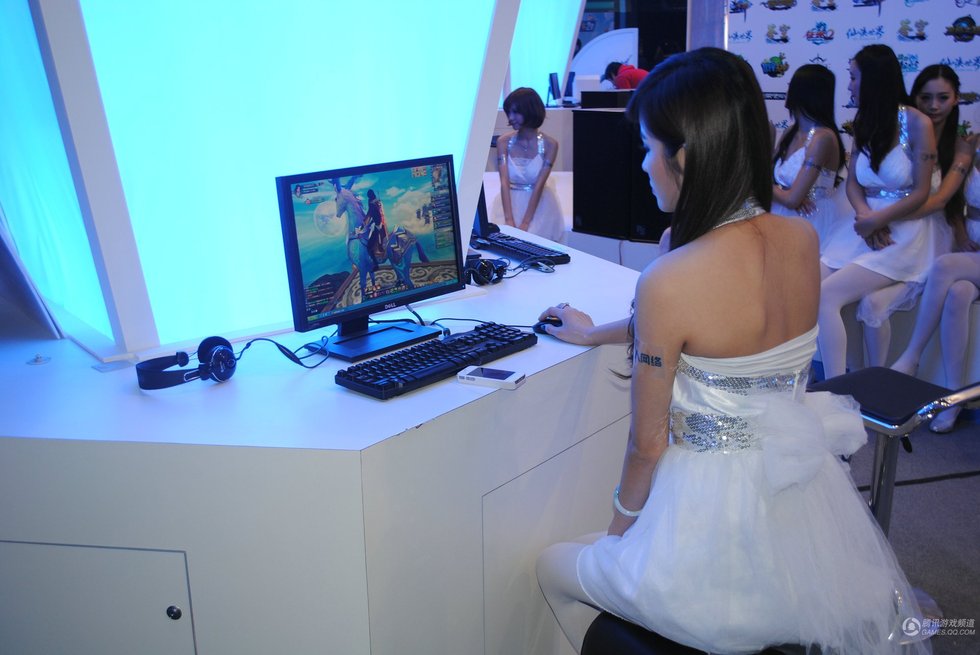 网-东方游戏-网博会巨人网络展台SG 白<em>丝袜</em>秀