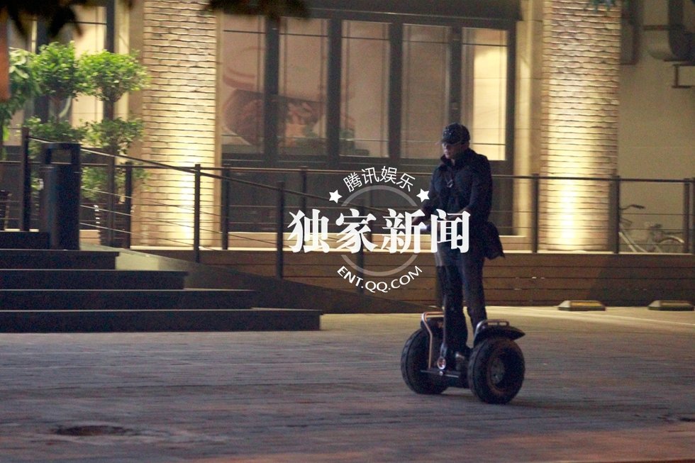 独家：李晨沉迷双轮踏板车 任由张馨予独自打车图片