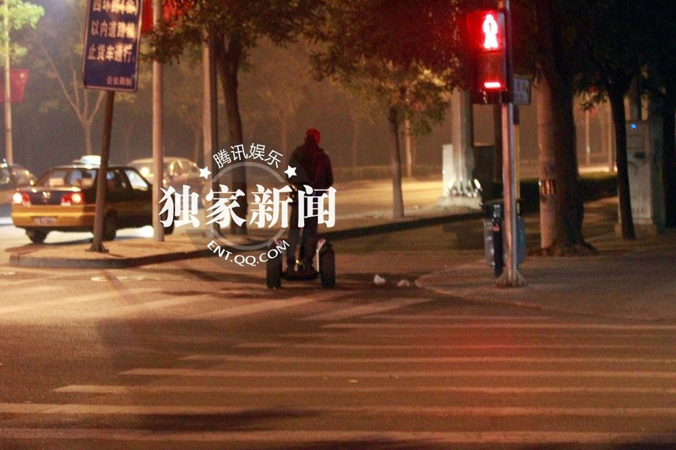 独家：李晨沉迷双轮踏板车 任由张馨予独自打车图片