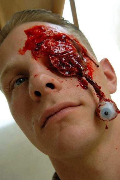 化妆师给一名士兵制造了眼珠子掉出来的面孔 