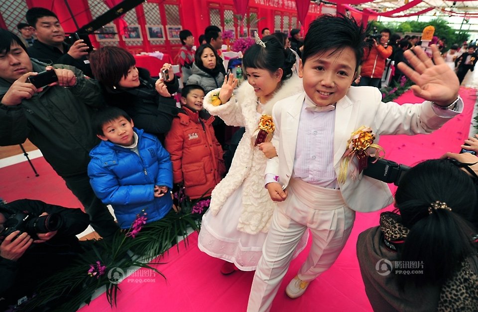 12月1日,七对袖珍人在北京举行婚礼