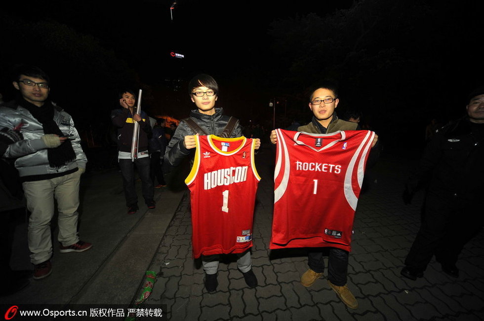 麦蒂12连败 痴心球迷围堵大巴送祝福图片