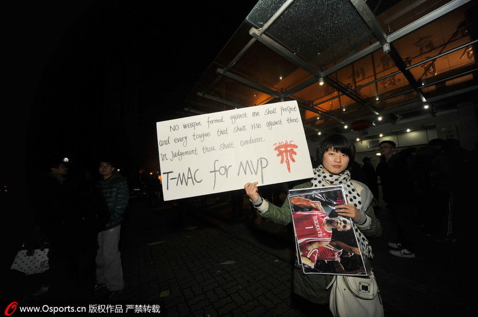 麦蒂12连败 痴心球迷围堵大巴送祝福图片