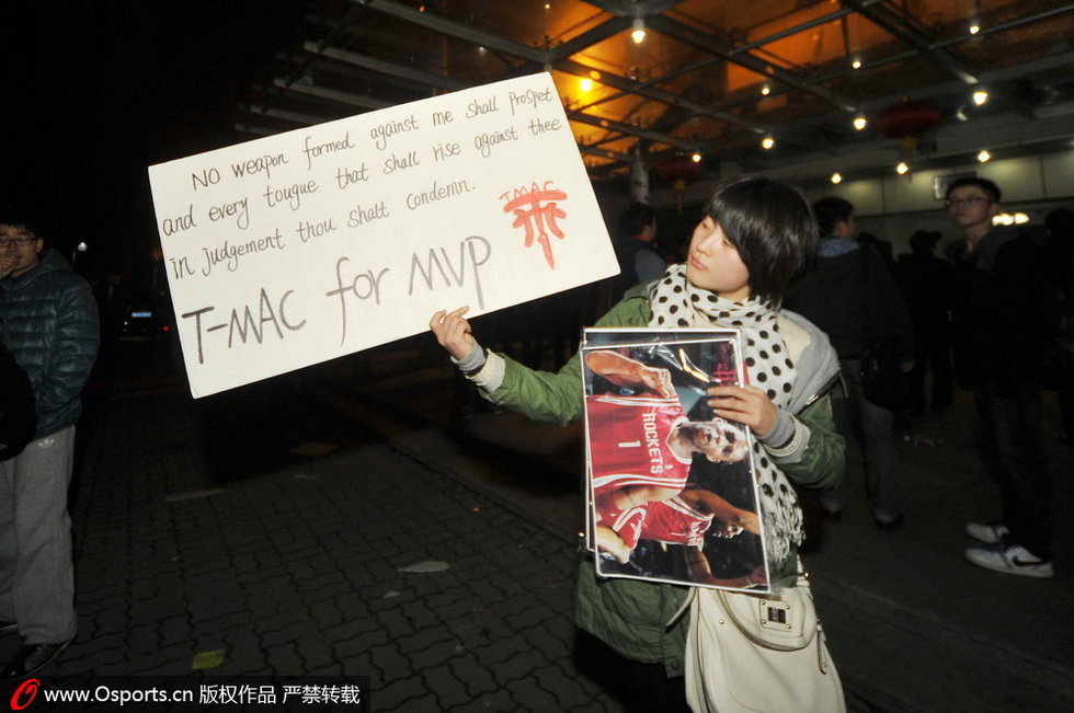 麦蒂12连败 痴心球迷围堵大巴送祝福图片