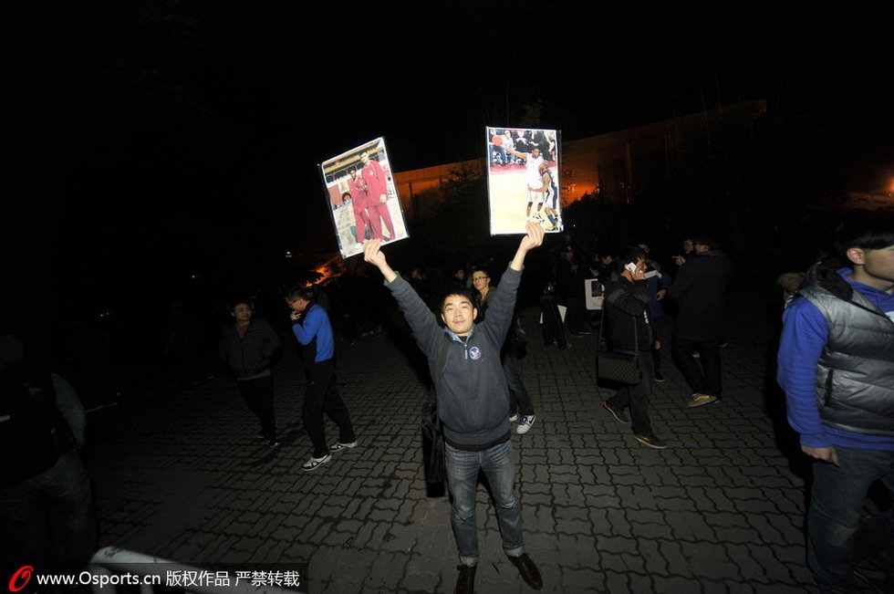 麦蒂12连败 痴心球迷围堵大巴送祝福图片