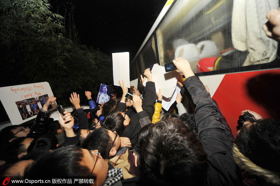 麦蒂12连败 痴心球迷围堵大巴送祝福图片