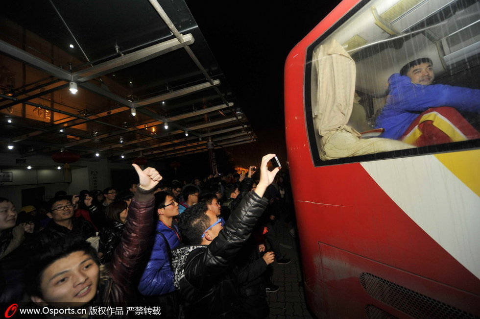 麦蒂12连败 痴心球迷围堵大巴送祝福图片
