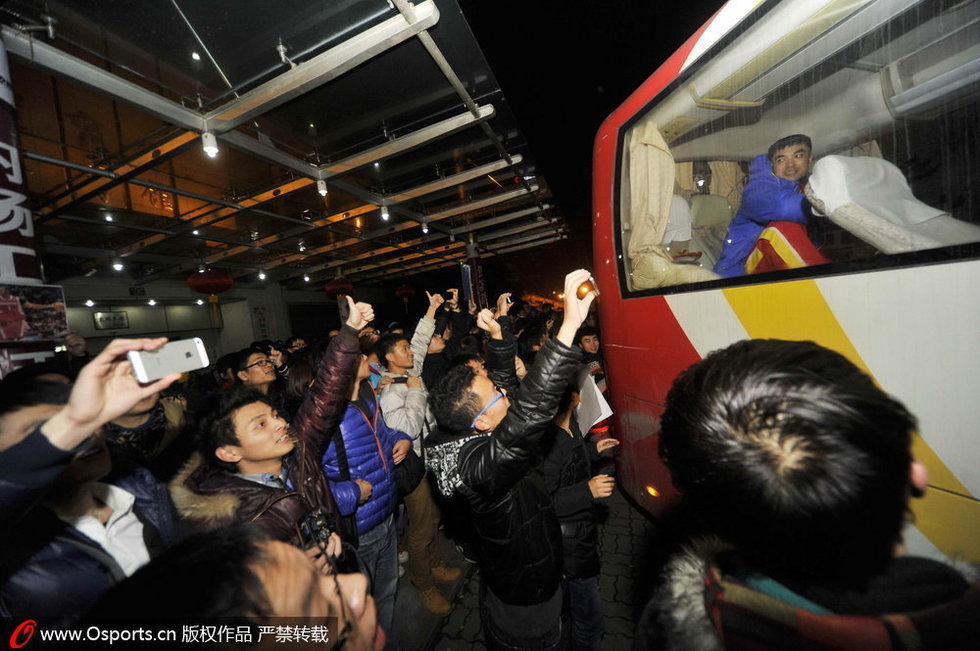麦蒂12连败 痴心球迷围堵大巴送祝福图片