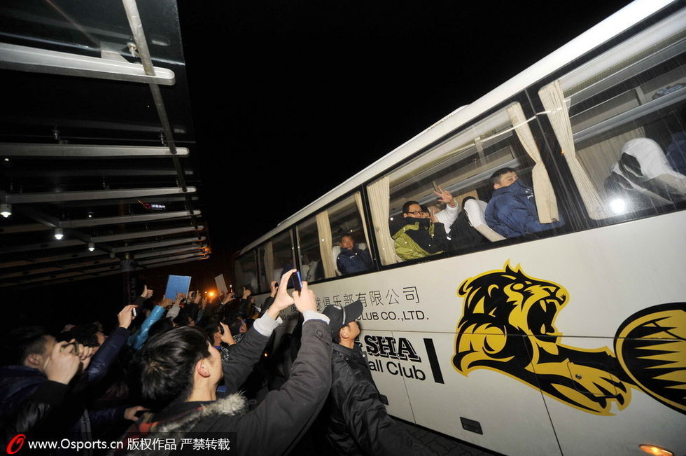 麦蒂12连败 痴心球迷围堵大巴送祝福图片