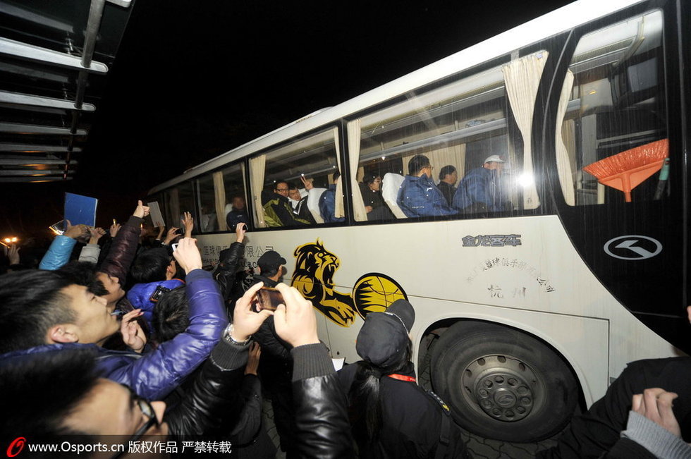麦蒂12连败 痴心球迷围堵大巴送祝福图片
