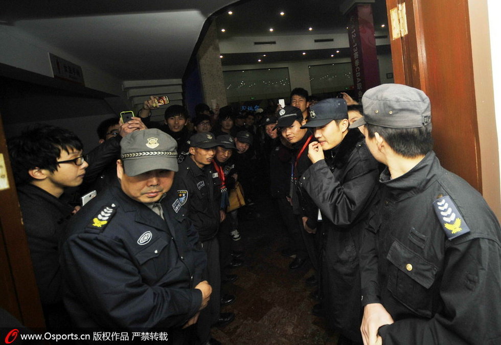 麦蒂12连败 痴心球迷围堵大巴送祝福图片