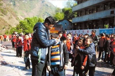<em>高雷雷</em>洒爱支教山那边 盼改变对球员印象(图)-