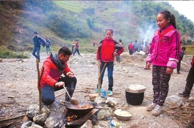 <em>高雷雷</em>洒爱支教山那边 盼改变对球员印象(图)-